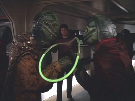 Komandér Riker má zatím problémy s Anticany, kteří ho ulovili v domnění, že chytají někoho ze skupiny svých úhlavních nepřátel, Selayů.