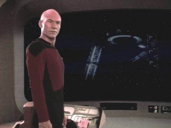 Na orbitě se Enterprise setkává se zvláštním objektem, který není zcela hmotný.