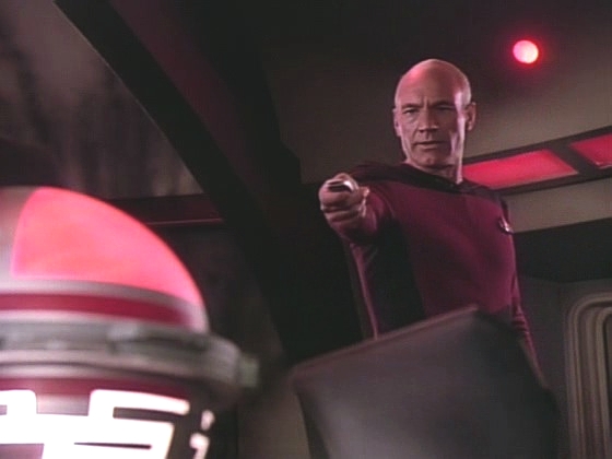 Rikerovi se podaří s kapitánem spojit a přesvědčit ho, že jeho myšlenky jsou ovládány a že musí zařízení zničit.