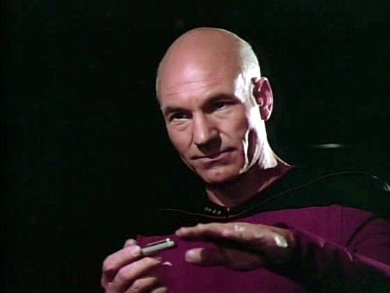 Kapitán Picard vysvětluje, jak se mu podařilo zachránit Stargazer při útoku Ferengů. Dnes je tento manévr v učebnicích Akademie uváděn jako Picardův manévr.