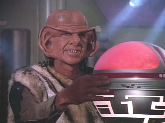 Prozatím nikdo netuší, že DaiMon Bok působí na kapitána Picarda zakázaným zařízením na ovládání myšlenek, které Picardovi mimo jiné působí silné bolesti hlavy.
