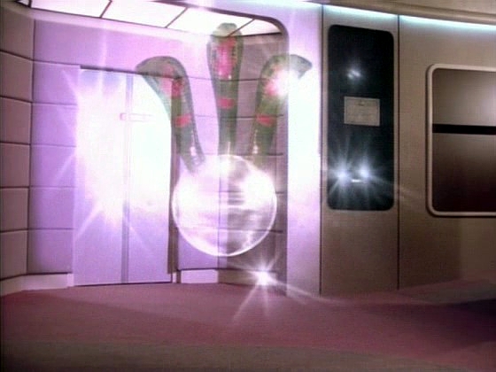 Enterprise je cestou na pomoc obětím důlního neštěstí zastavena stejnou sítí, jako když letěla na Farpoint, a na můstku se objevuje Q v jedné z jeho mnoha podob.