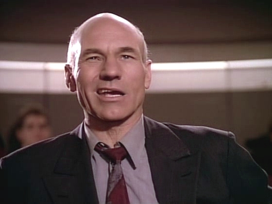 Kapitán Picard se v poslední chvíli vrací na můstek a bezchybně pronáší pozdrav v jaradštině.