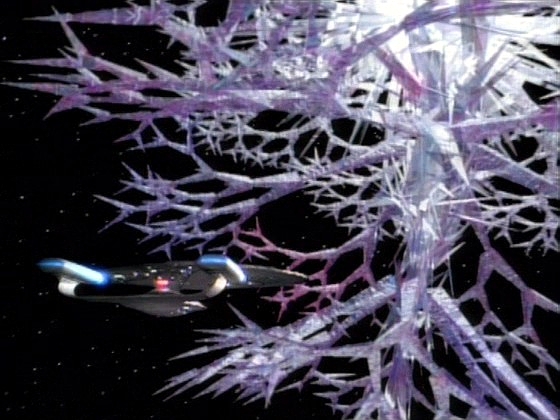 Enterprise náhle pronásleduje krystalická entita. Odpovídá dětským kresbám z kolonie na Omicronu Theta a s největší pravděpodobností je to ona, kdo na planetě zničil veškerý život.