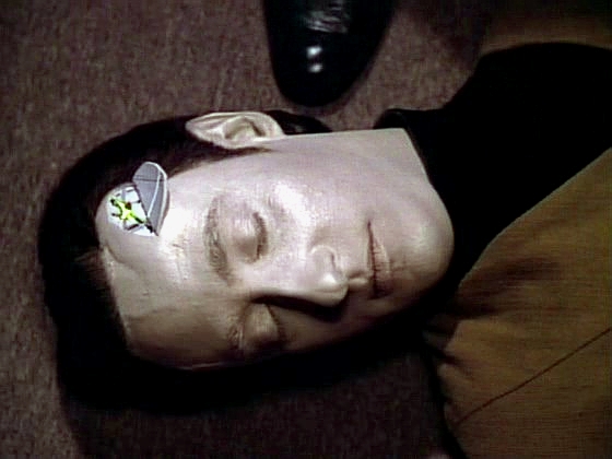 Lore hodlá krystalické entitě odevzdat všechny živé bytosti z Enterprise. To může pouze tehdy, když bude vystupovat jako Dat. Musí tedy Data vypnout a vzít si jeho uniformu.