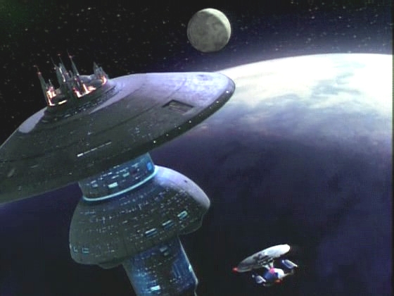 Enterprise přilétá k hvězdné základně 74 nad planetou Tarsas III.