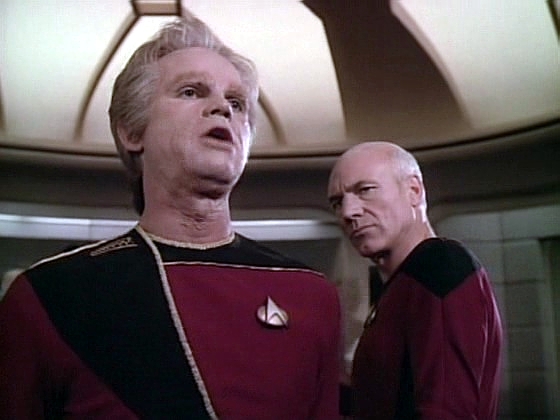 Kapitán Picard není nadšen způsobem, jakým admirál hodlá řešit krizi na Mordanu IV, avšak nemůže nic dělat.