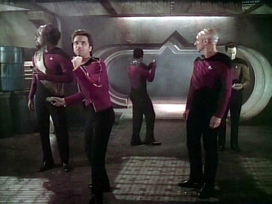 Na admirálův rozkaz se výsadek, jehož se tentokrát zúčastní i kapitán Picard, pokouší osvobodit rukojmí v tunelech pod městem,…