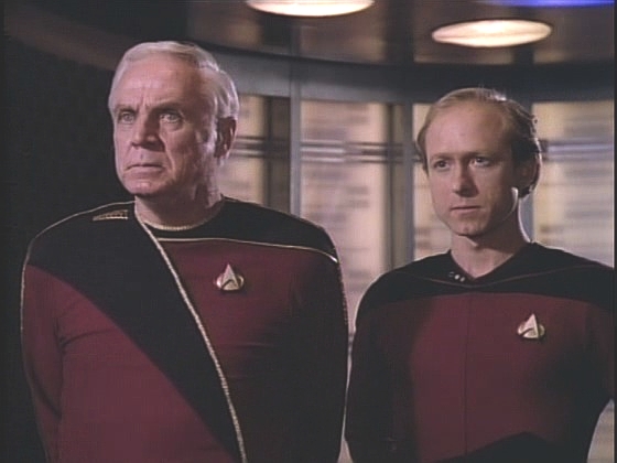 Na Enterprise se z Relvy VII transportují admirál Quinn a komandér Remmick. Remmick má provést vyšetřování, o jehož podstatě ani kapitán nic neví.