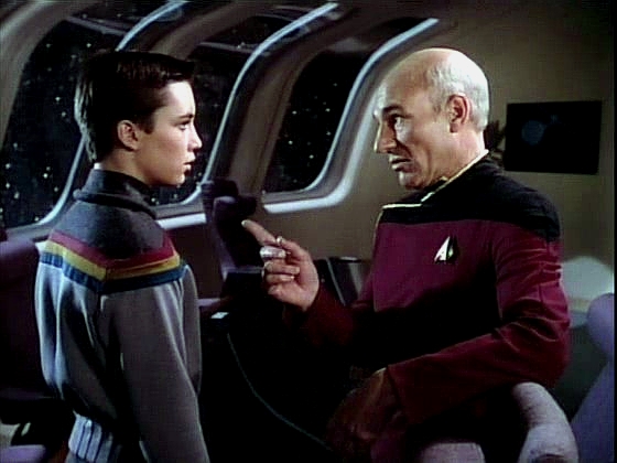 Kapitán Picard sděluje zklamanému Wesleymu, který nebyl přijat, že ani on při přijímacích testech napoprvé neprošel.