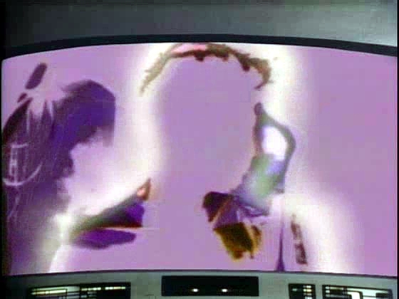 Riker, Dat a LaForge jsou transportováni na vrak na průzkum. Vylepšení Geordiho VISORu vysílačem umožňuje posádce vidět to, co vidí on. Toto je Dat.