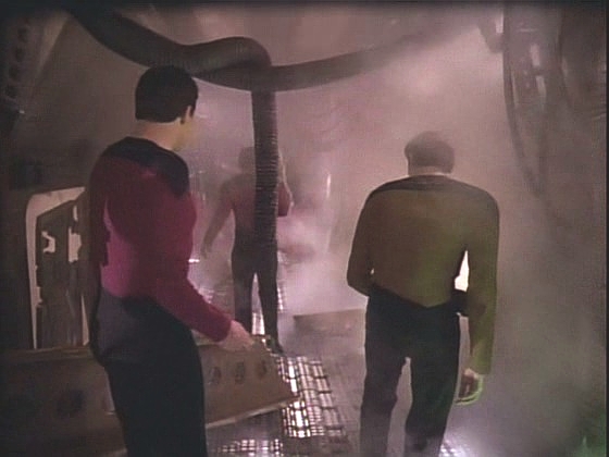 Výsadek směřuje za známkami života do strojovny, kde najde tři Klingony.