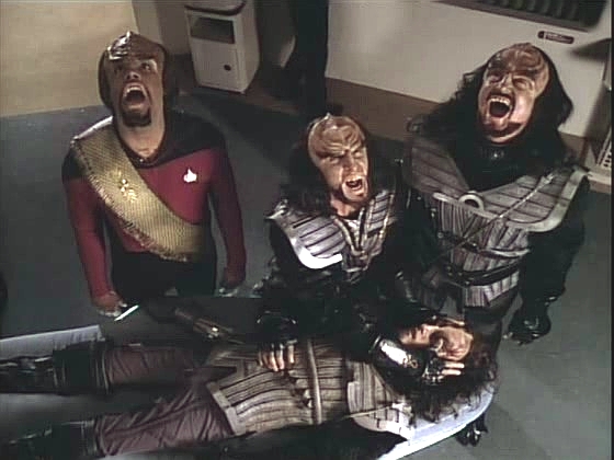 Korris, Konmel a Worf řevem varují mrtvé Klingony, že přichází válečník.
