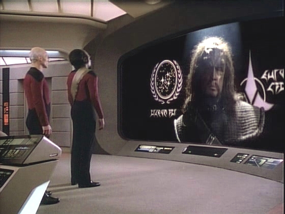 Přilétá klingonský dravý pták a kapitán K'nera sděluje Picardovi, že jeho klingonští hosté jsou renegáti a zločinci, kteří mají být vydáni klingonské vládě a popraveni.