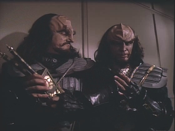 Konmel a Korris jsou na Enterprise zajati a uvězněni. Oba však jsou připraveni, sestaví si disruptor a podaří se jim z cely utéci. Mají v plánu zmocnit se bojové sekce Enterprise.