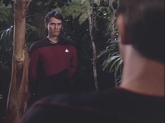 Na povrchu planety osloví komandéra Rikera jeho přítel Paul Rice, kapitán USS Drake. I on je však pouhou projekcí...