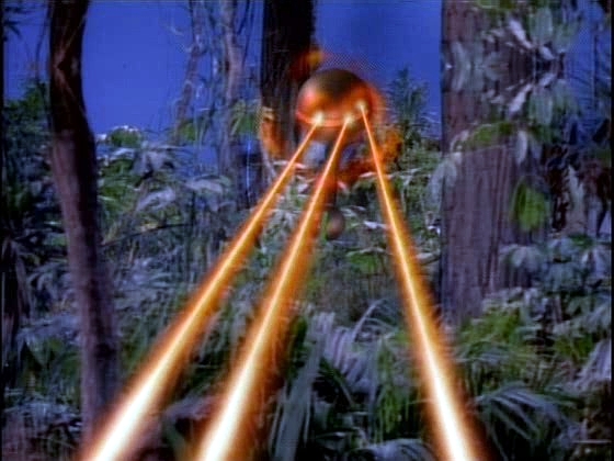 Datovi se podaří vysvobodit Rikera ze stázového pole právě včas. Na zničení opět zdokonalené verze potřebují všechny tři phasery. 