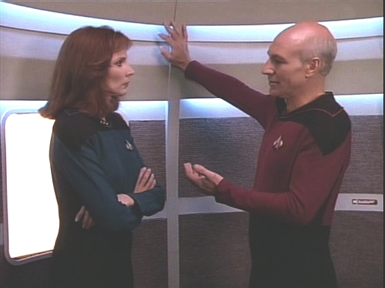 Kapitán Picard se doktorce, frustrované z faktu, že celé obyvatelstvo bude trpět abstinenčními příznaky, přestože mohla pomoci s léčbou, svěřuje se svou vírou v moudrost základní směrnice.