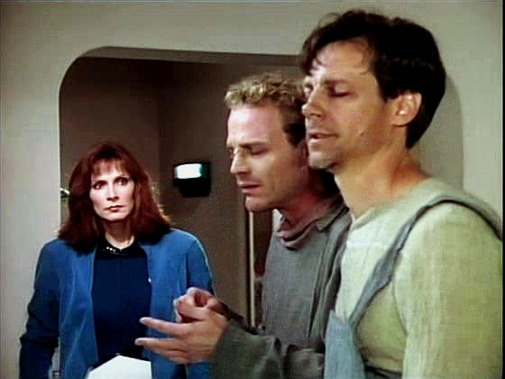 Picard s Brekkiany vyjedná, že zdarma poskytnou alespoň dvě dávky. Doktorka sleduje, jak rychle se Ornaranům uleví, a je jí jasné, že stojí před případem narkomanie celé jedné planety.