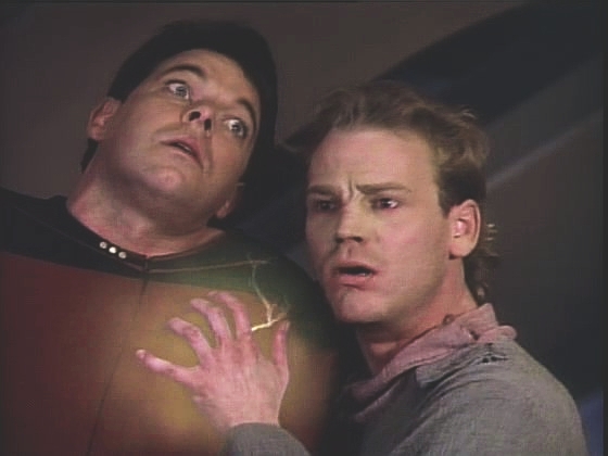 Když kapitán Picard odmítne do sporu zasáhnout, vyhrožuje T'Jon zabitím komandéra Rikera.