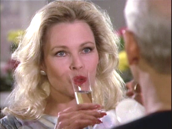 Kapitán a Jenice si připíjejí šampaňským v Café des Artistes v Paříži, kam Picard před 22 lety nedorazil na schůzku.
