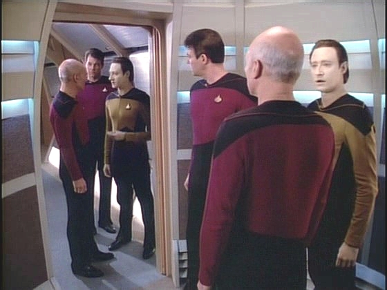 Jeho poslední pokus působí časové distorze v okruhu několika set světelných let. Picard, Riker a Dat se z turbovýtahu dívají na svá o několik okamžiků mladší druhá já.