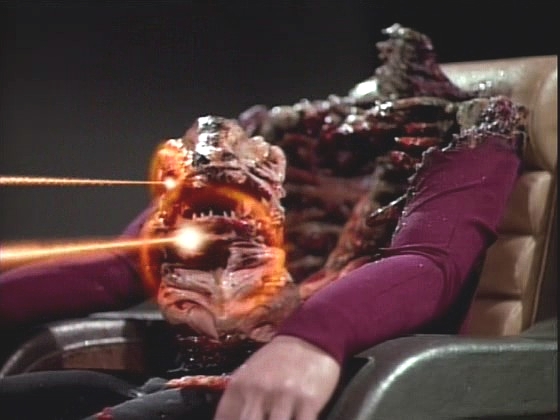 Tam odesílá Dexter Remmick jakýsi signál. Když ho Picard a Riker zabijí, vyklube se mu z břicha "matka" či "královna" parazitických bytostí. Signál však už byl odeslán...