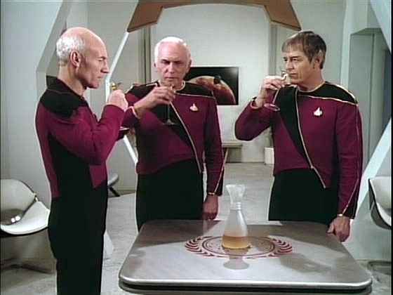 Kapitán Picard se zatím transportoval na velitelství Hvězdné flotily, kde ho v překvapivě ztichlé budově vítají admirálové Savar a Aaron.