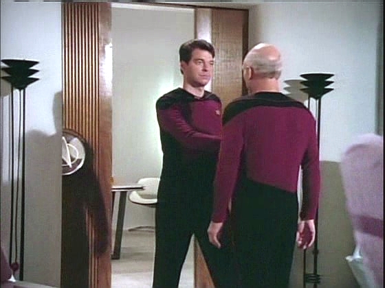 ...hodlá Picard odejít a vrátit se na loď. Ve dveřích ho však zastaví komandér Riker, který ovládané admirály přesvědčí, že tvora, původně určeného pro lékařku, má v sobě on.
