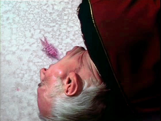 Když se Picardovi a Rikerovi podaří omráčit posledního z ovládaných admirálů, Aarona, vidí, jak mu z úst vylézá podivný tvor, který utíká pode dveřmi do jedné z místností.