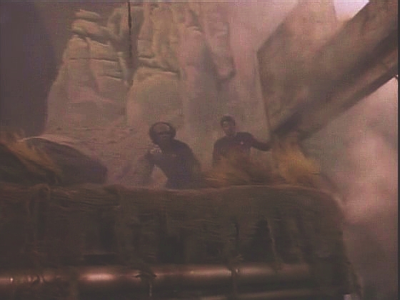 Worf trénuje ve svém kalistenickém simulátorovém programu. Tentokrát s sebou vzal také komandéra Rikera.
