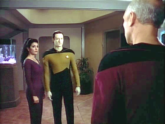 Když ho Deanna i Dat přijdou žádat, aby ji deaktivoval, je mu jasné, že jejich reakce je falešná. V okamžiku, kdy odhalí Nagilovu lest, je Enterprise volná.