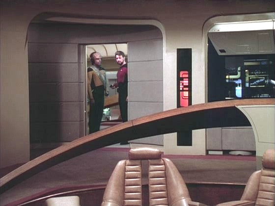 Komandér Riker a Worf se na Yamato přenesou. Na lodi se však dějí divné věci. Teď se právě dívají z jednoho můstku na druhý. Přenést je zpět je těžké a vyletět z prázdnoty nemožné.