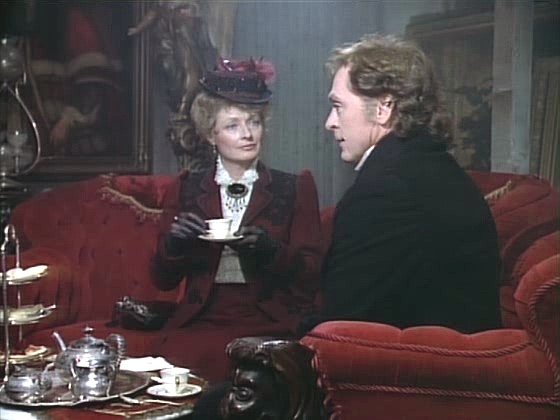 Doktorka zatím popíjí čaj a povídá si s profesorem. Ten jen čeká, až se dostaví Jean-Luc Picard.