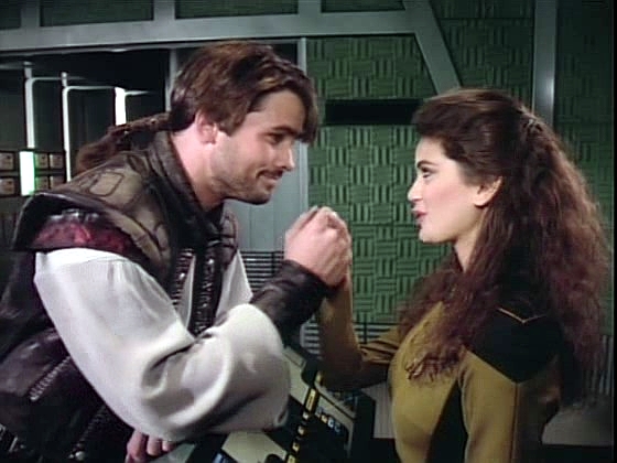 Na Enterprise byl transportován kapitán Okona, jehož loď potřebuje opravu. Ještě v transportní místnosti všechny okouzlil, kromě Worfa.