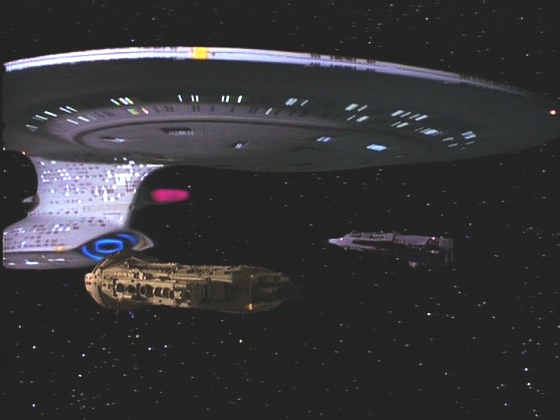 Na Enterprise zatím namířily své neúčinné zbraně dvě lodě dvou obydlených planet soustavy, protože ukrývá zločince, totiž kapitána Okonu.