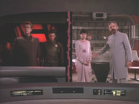 Kapitán Picard se dozvídá, že na Altecu Okona přivedl do jiného stavu vládcovu dceru, zatímco na Stralebu ukradl královský klenot.