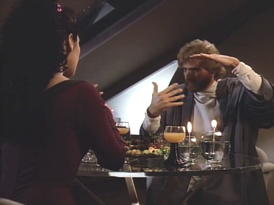 Riva a Deanna se k sobě cítí silně přitahováni. Při soukromé večeři ukazuje Riva Deanně znakovou řeč, kterou je také možno komunikovat.