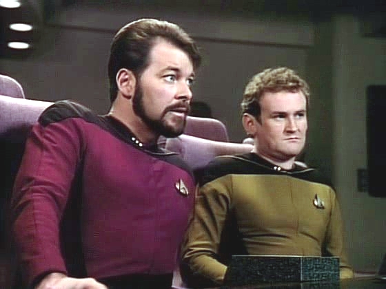 Na Enterprise se pokoušejí situaci řešit. O'Brien, kterého poprvé vidíme na poradě vyšších důstojníků, chce využít doktorčin transportní vzorec z doby, než se nakazila.