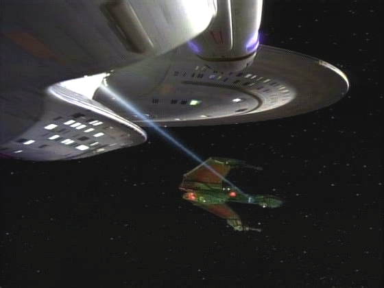 Klingoni konečně dovolili, aby Enterprise vyléčila Pagh paprskem neutrin.
