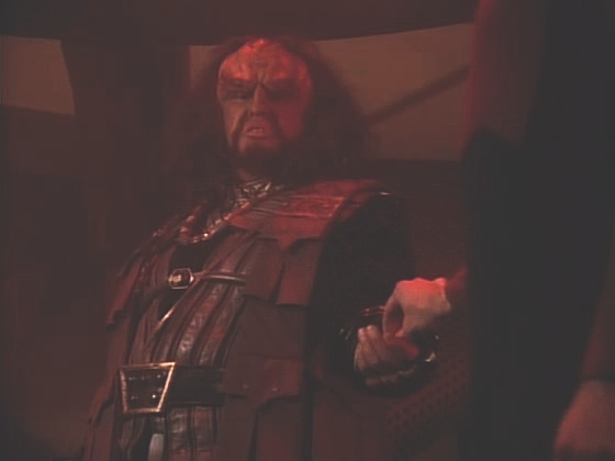 Riker z boty vytáhl Worfův transpondér a aktivoval ho. Paranoidní Kargan se domnívá, že je to zbraň, a vyžádá si ho.