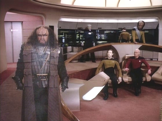 Na Enterprise zachytili Rikerův signál z maskované Pagh. Při transportu na můstek se k údivu všech materializuje kapitán Kargan.