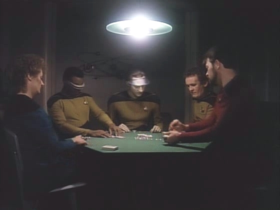 Prvně vidíme starší důstojníky hrát poker. Data přes jeho dokonalou znalost pravidel, možností, kombinací a pravděpodobností poráží díky své "pokerové tváři" komandér Riker.