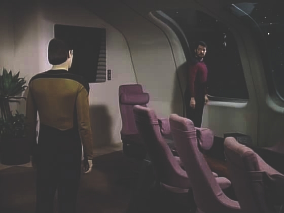 Komandér Riker je zničený z toho, že proces málem vyhrál. Dat mu říká, že nebýt jeho, byl by dnes u Maddoxe a že mu bude navždy vděčný.