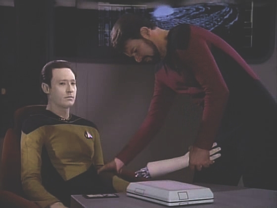 Velice nešťastný Riker přesvědčivě dokáže, že Dat je opravdu věc, kterou je možné rozebrat a dokonce kdykoliv vypnout.