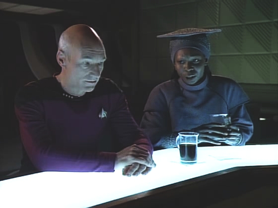 Kapitán Picard je vývojem řízení zdrcen. Rada moudré Guinan je však velmi užitečná.