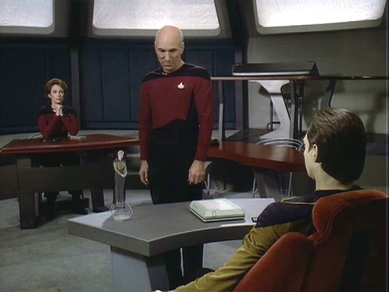 Picard dokazuje, že Dat splňuje kritéria pro inteligentní bytost, a Louvoisová rozhoduje, že má právo volby. Maddox o Datovi po skončení řízení poprvé mluví jako o "něm" a ne o "tom".