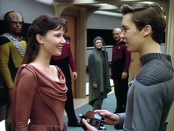 Enterprise převáží budoucí vládkyni s její ochránkyní na domovskou planetu. Salia a Wesley se potkají na chodbě a okamžitě se k sobě cítí přitahováni.