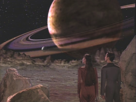Wesley zašel k Saliině kajutě a ta ho pozvala dovnitř. Při rozhovoru přiznává, že nezná jinou planetu než Klavdiu III. Wesley ji bere do simulátoru a ukazuje jí některá krásná místa.