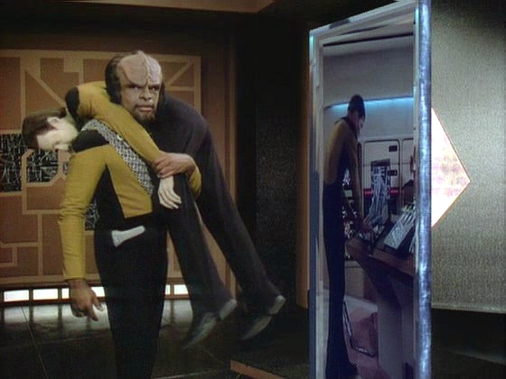 Data zasáhl paprsek ze středové koule a iconianský program začíná přepisovat jeho software. Worf ho nese k Geordimu, zatímco kapitán hodlá vše zničit, aby to nezískali Romulané.
